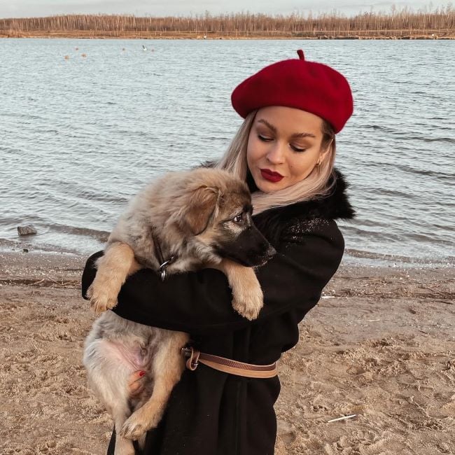 Julia Oemler with her dog