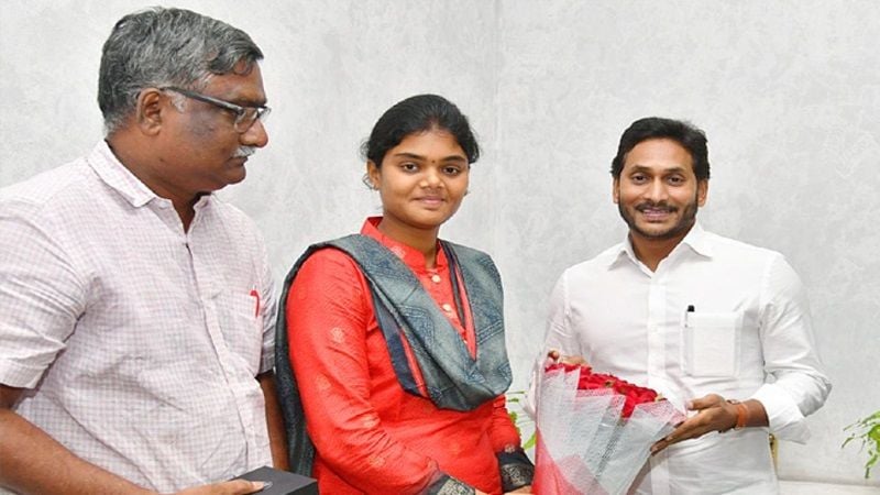 Jyothi Surekha Vennam felicitated by Andhra Pradesh Chief Minister YS Jagan Mohan Reddy