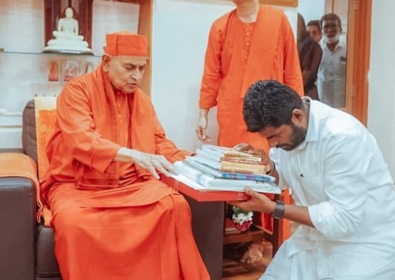 K Annamalai while seeking the blessing from Srimat Swami Gautamananda Ji Maharaj