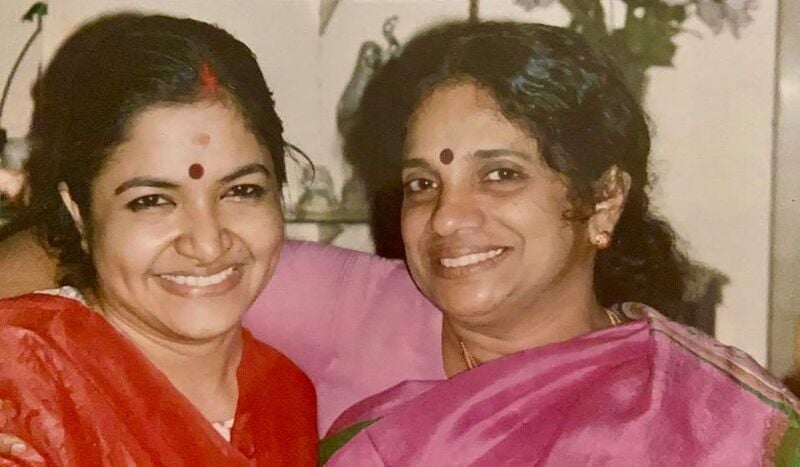 K.S. Chithra with her teacher Professor K. Omanakutty