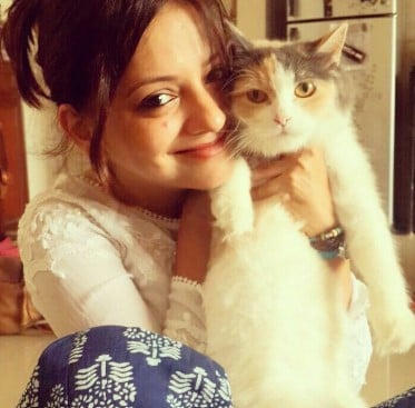 Kadambari Kadam posing with her pet cat