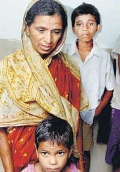 Kalavati Bandurkar with her children when she received Sulabh International