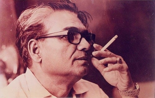 Kamal Amrohi smoking