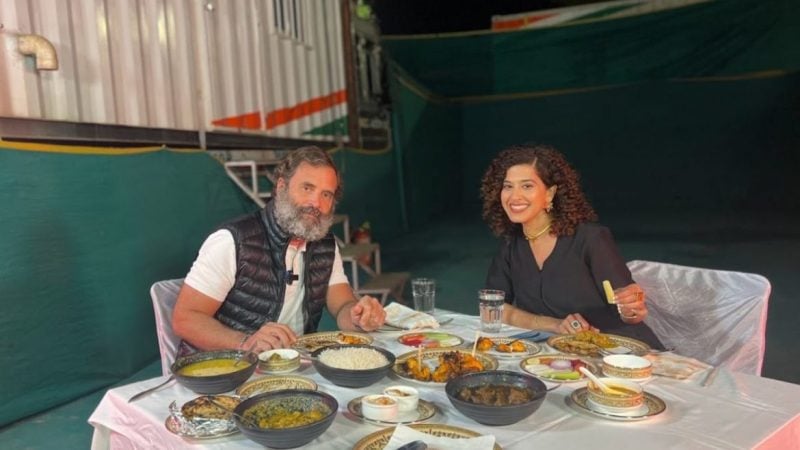 Kamiya Jani having dinner with Rahul Gandhi in a village in Rajasthan during the Bharat Jodo Yatra