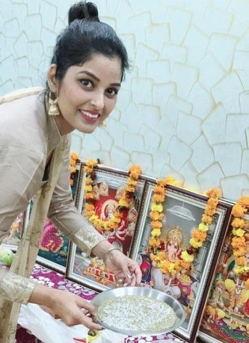 Kanchan Dogra Negi doing pooja