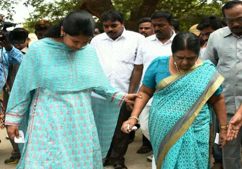 Kanimozhi With Her Mother
