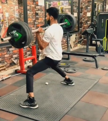 Kapil Parmar while working out at a gym