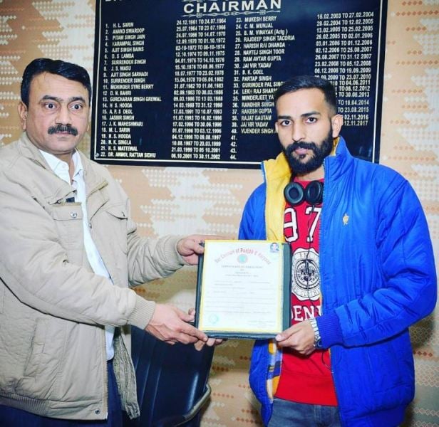 Karan Sangwan (right) while receiving the Bar Council of Punjab and Haryana