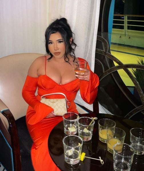 Karen Mendoza consuming alcohol at a dinner party