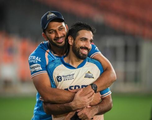 Karim Janat with Shahrukh Khan during a practice session for Gujarat Titans