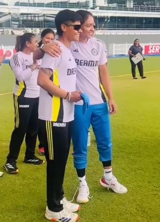 Kashvee Gautam with Harmanpreet Singh during her ODI debut