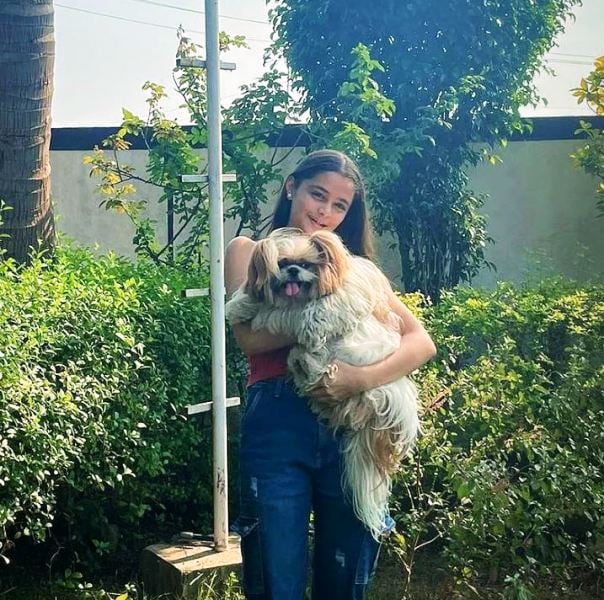 Kashvi Kothari while posing with a dog