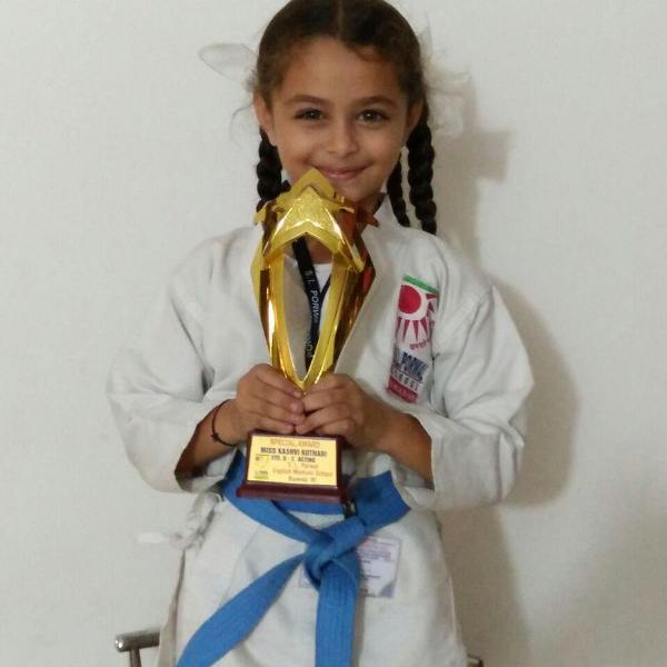 Kashvi Kothari with an academic award