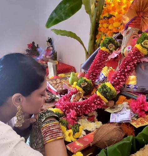 Kavita Kaushik with an idol of lord Ganesha