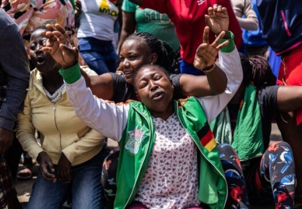 Kenyan people mourning for Raila Odinga, outside Jomo Kenyatta International Airport in Nairobi