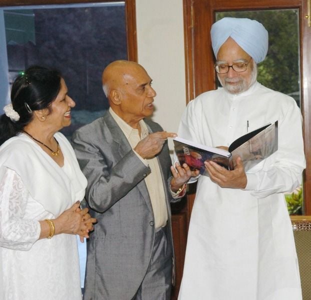 Jagjit Kaur and Her Husband Khayyam with Manmohan Singh