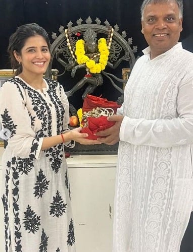Khushbu Rajendra with her Kathak teacher
