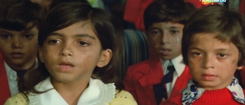 Khushbu (in white-yellow dress) in the song Teri Hai Zameen Tera Aasman