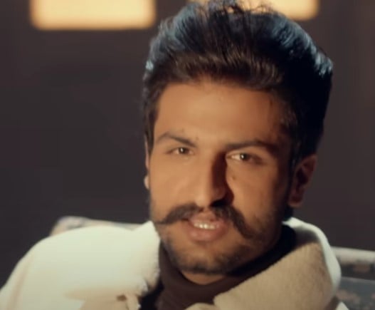 Khushi Pandher in a still from the music video of his Punjabi song Mai Aagya Hoon (2021)