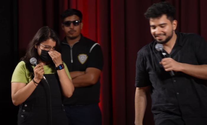 Khushi Saini with Samay Raina (extreme right) after she showed her face to him