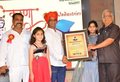 Khyali Saharan receiving an award