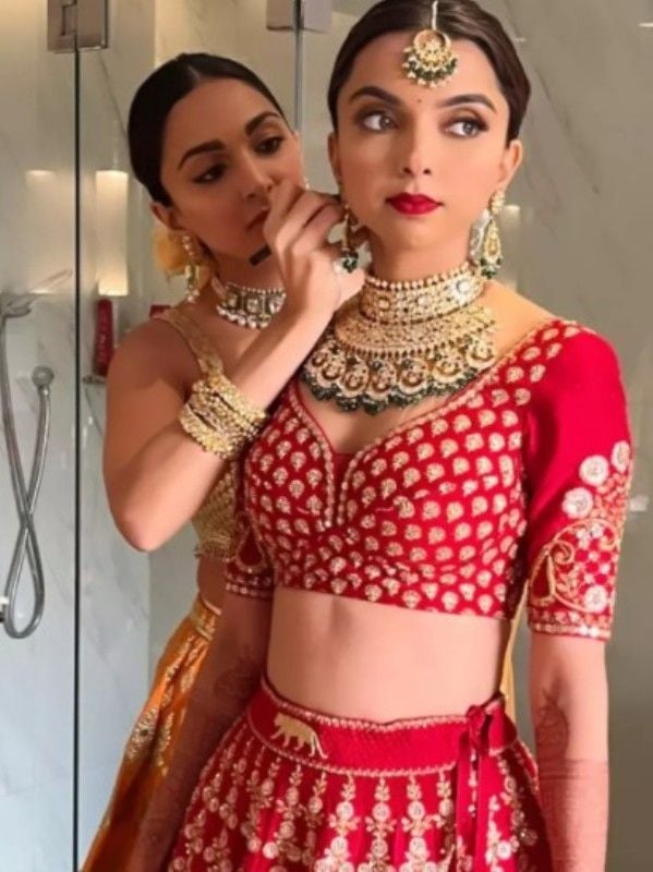 Kiara Advani applying kohl on Karma