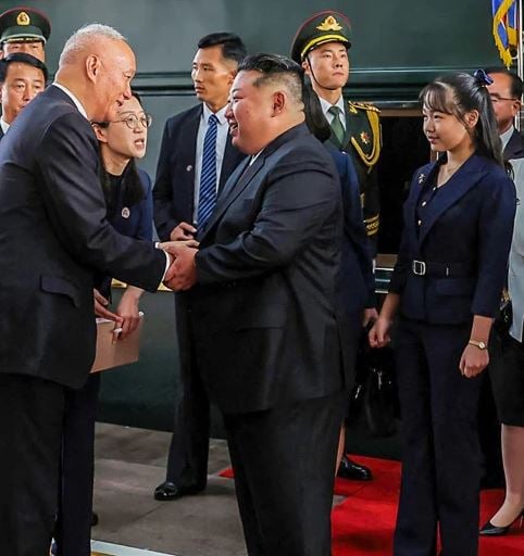 Kim Ju Ae (extreme right) with Kim Jong Un during their visit to China