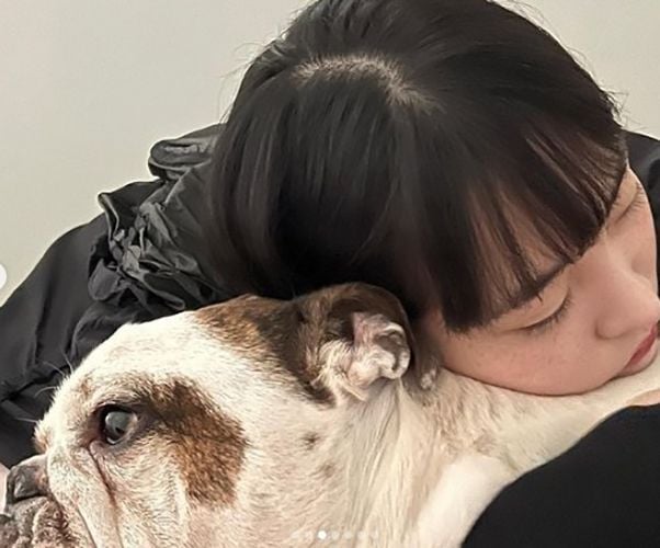 Kim Min-ha with her pet, Moonk