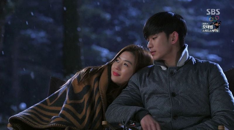 Kim Soo-hyun and Jun Ji-hyun in a still from the series 