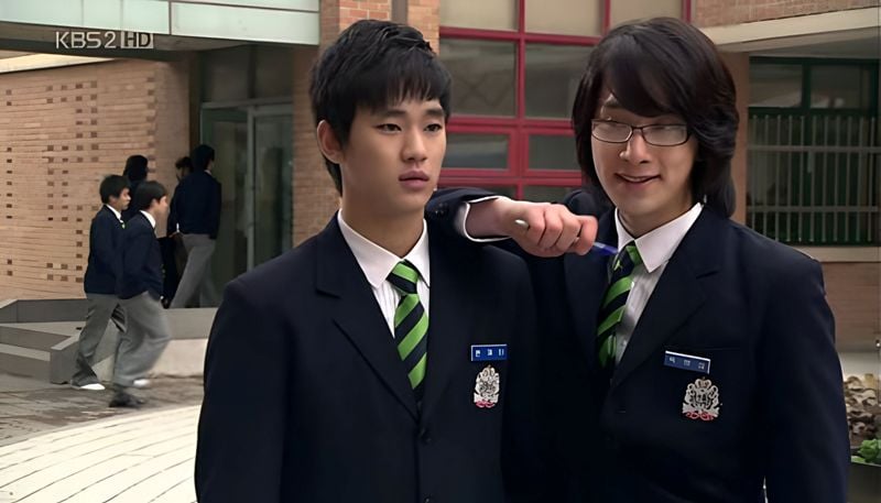 Kim Soo-hyun (left) as 