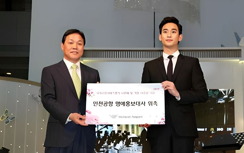 Kim Soo-hyun with Incheon International Airport Corp. CEO Park Wan-su after being named an honorary ambassador for the airport
