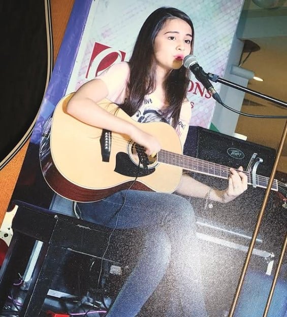Kira Balinger while singing a song