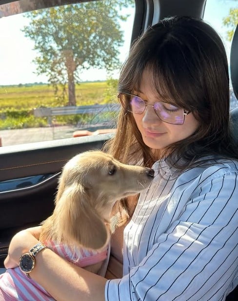 Kira Balinger with her pet dog