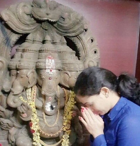 Komal Sharma with an idol of lord Ganesha