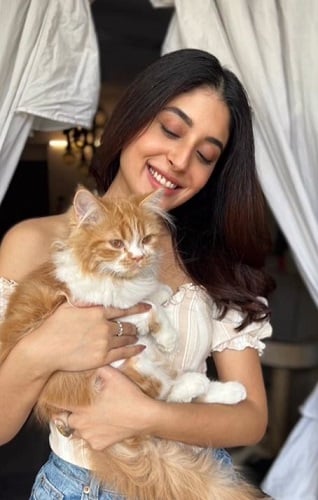 Kritika Kamra and her pet cat
