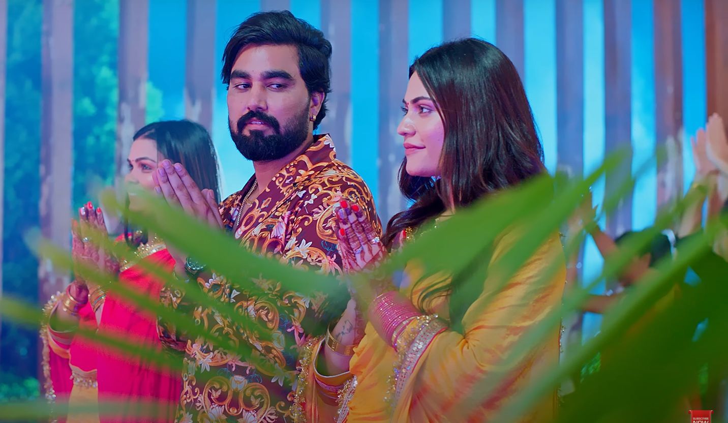 Kritika in the music video Kamal Hojya Ga