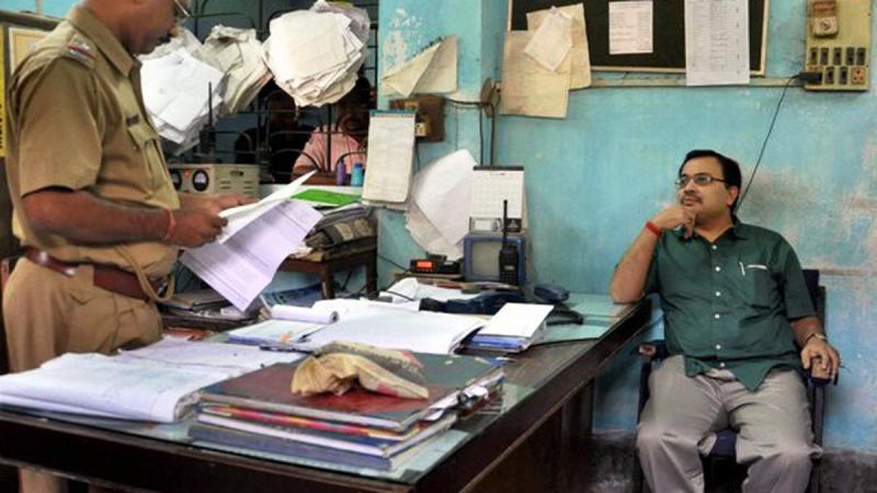 Kunal Ghosh during an interrogation at Bidhannagar South Police Station in West Bengal in connection with the Saradha Chit Fund Scam