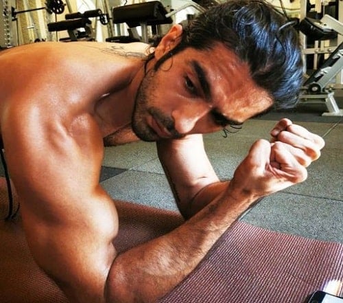 Kunal Thakur working out at a gym