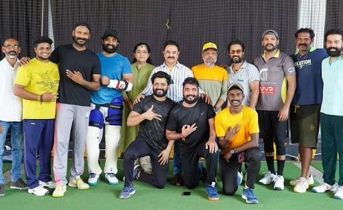 Kunchacko Boban with Kerala Strikers members