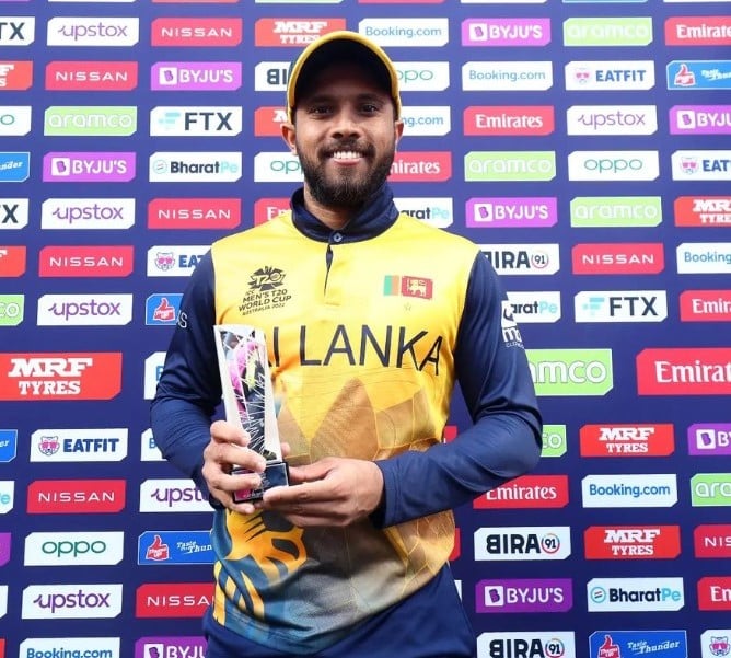 Kusal Mendis with a Man of the Match award during the 2022 T20 World Cup