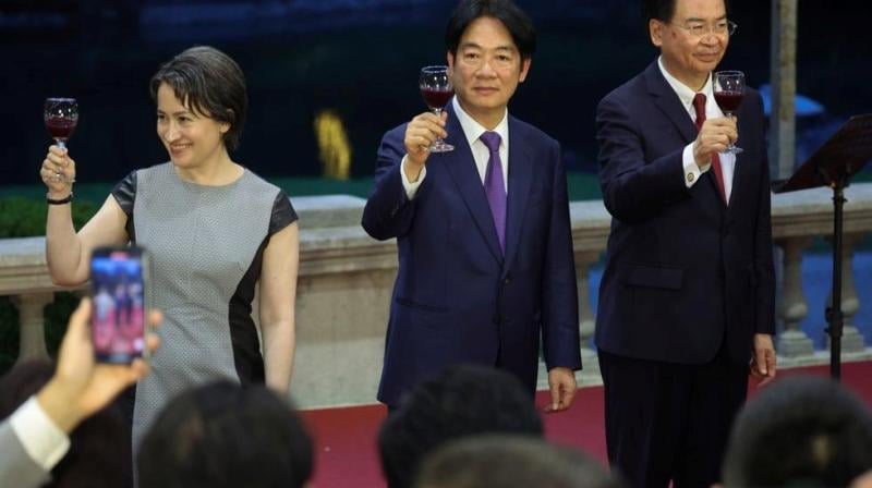 Lai Ching-te (centre) while having wine