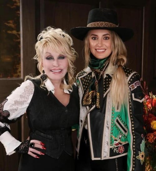 Lainey Wilson posing with Dolly Parton