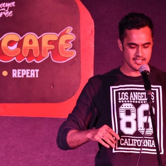 Laksh Maheshwari while speaking at Effe Cafe as a standup comedian in Indore
