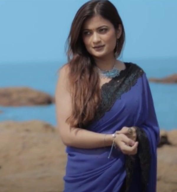 Lakshmi Mehta in a still form the music video of the song Khuli Khuli Si (2022)