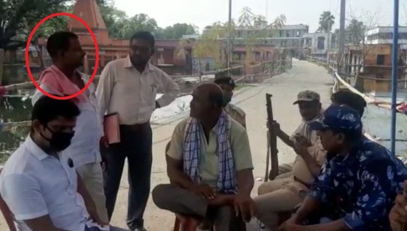 Laloo Prasad Yadav talking to security officials before filing his nomination