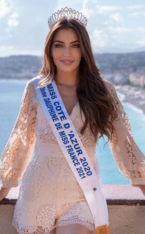 Lara as the second runner up in Miss France 2021
