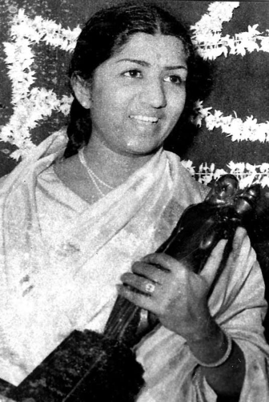 Lata Mangeshkar posing with her Filmfare Award