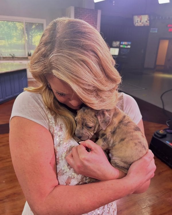 Laura Moody posing with a puppy
