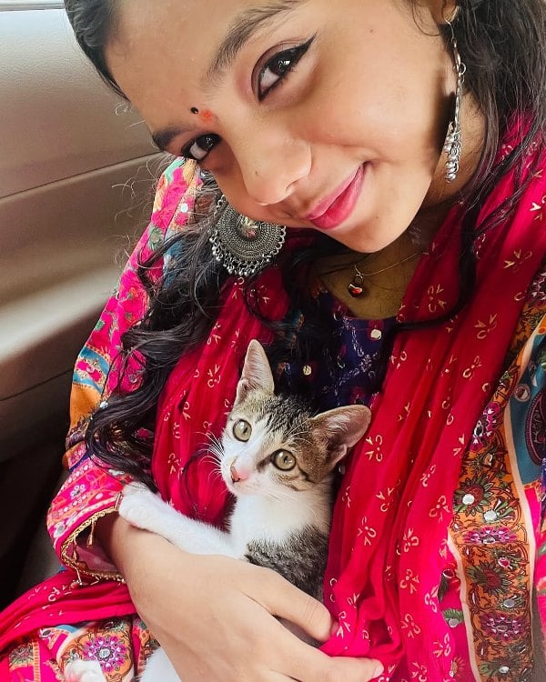 Lavanya Das posing with her pet cat