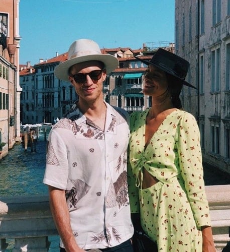 Laysla De Oliveira during her vacation